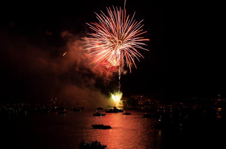 fireworks-at-beaver-lake_27478277803_o.jpg